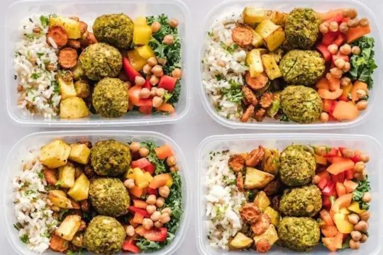 Fyra matlådor med falafel, ris, rostade grönsaker och kikärtor. Perfekt för att hålla koll på protein och kalorier.