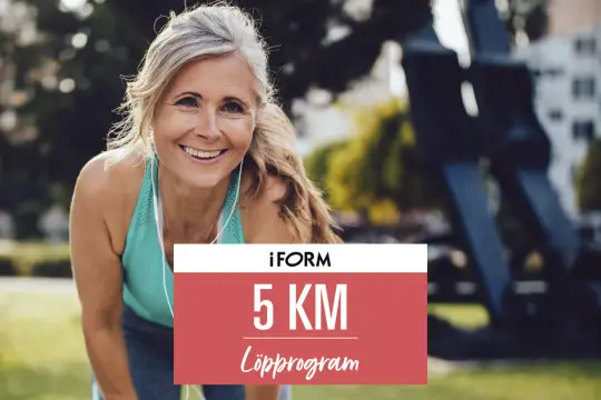 Glad kvinna redo att springa 5 km. Hennes löpprogram från iForm väntar.
