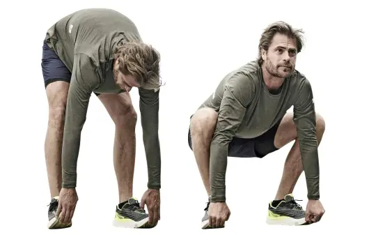 Man utför dynamisk stretching, böjer sig framåt med raka ben och rör vid skorna.