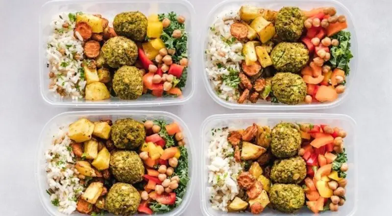 Fyra matlådor med falafel, ris, rostade grönsaker och kikärtor. Perfekt för att hålla koll på protein och kalorier.